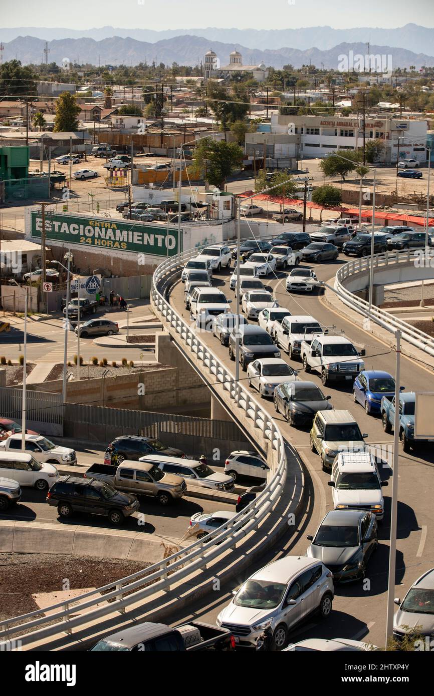 Mexicali, Baja California, Mexique - 2 janvier 2021 : des voitures font la queue pour traverser la frontière vers les États-Unis Banque D'Images