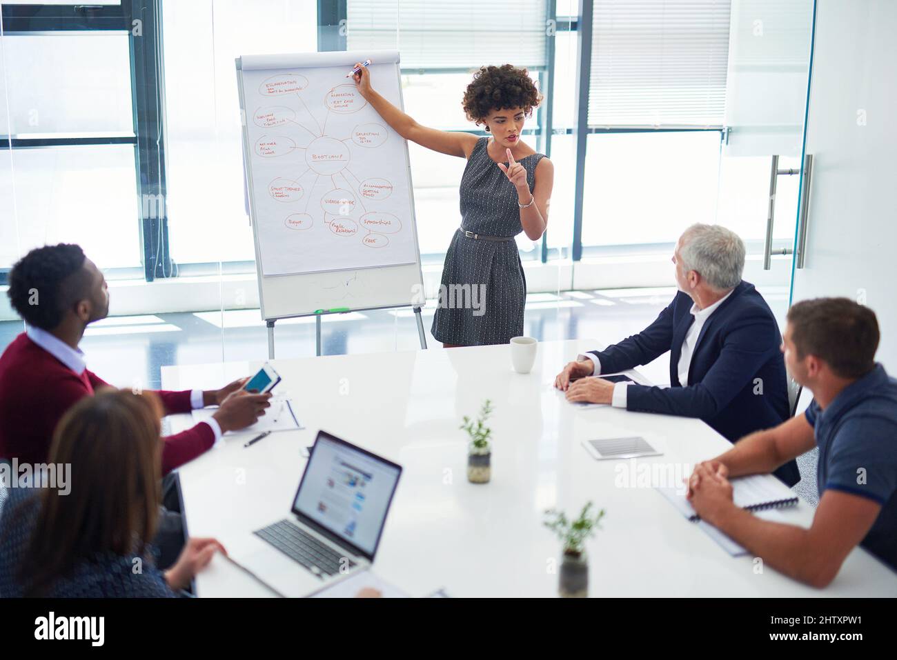 La définition du plan. Photo courte d'une jeune femme d'affaires qui