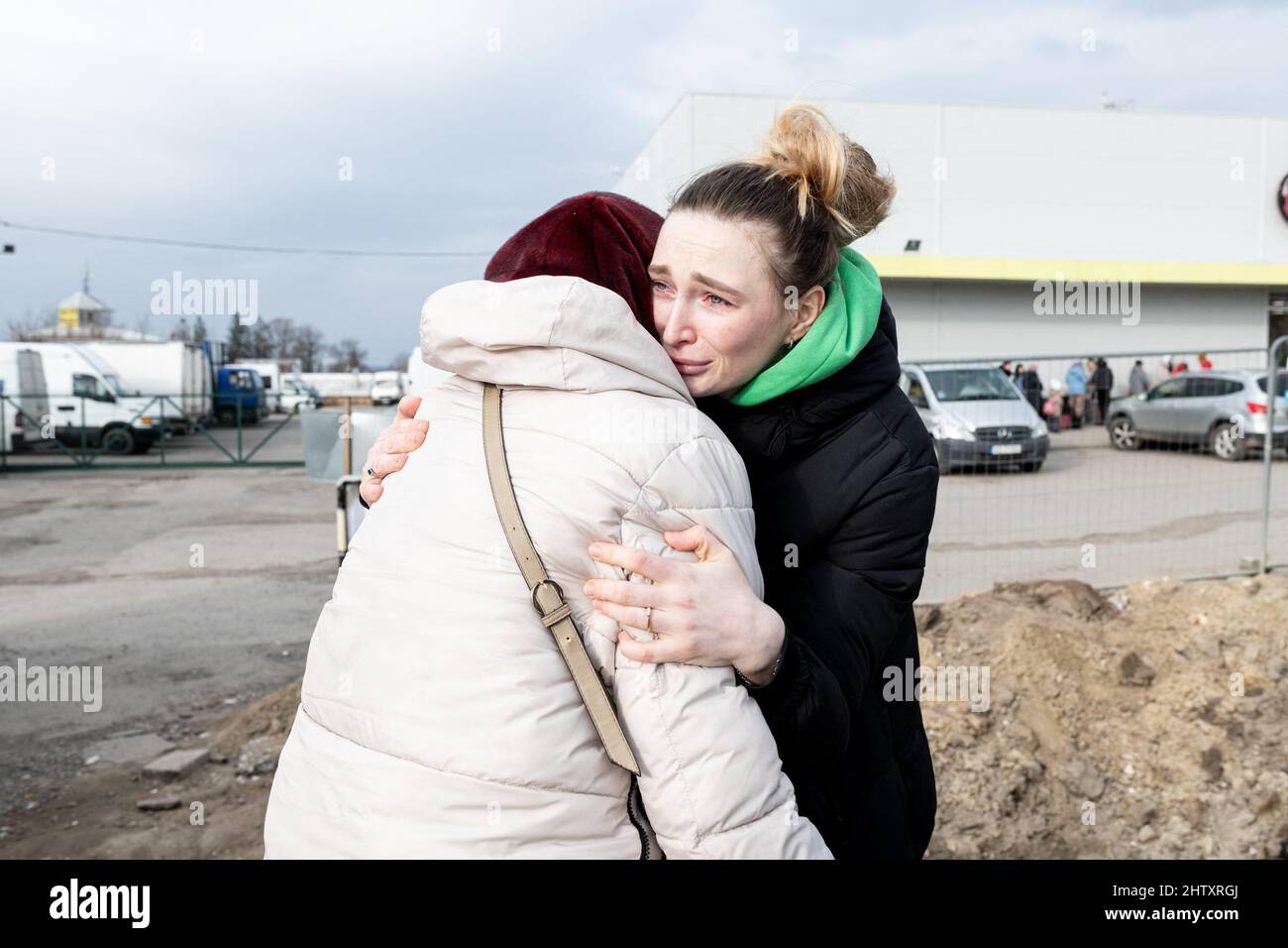 Une jeune femme pleure en tenant sa grand-mère dans les bras après avoir été réunie à la ville frontalière de Medyka, dans le sud-ouest de la Pologne, le 2 mars 2022. Photo de Daniel Derajinski/ABACAPRESS.COM Banque D'Images