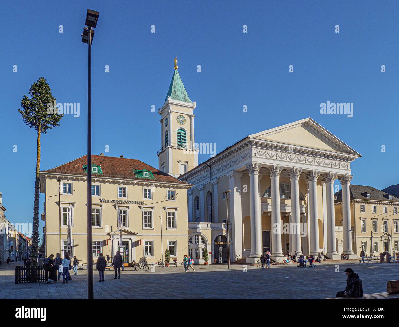 Eglise protestante de la ville, tour avec ange de paix, église Weinbrenner, ciel bleu, place du marché, Karlsruhe, Bade-Wurtemberg, Allemagne Banque D'Images