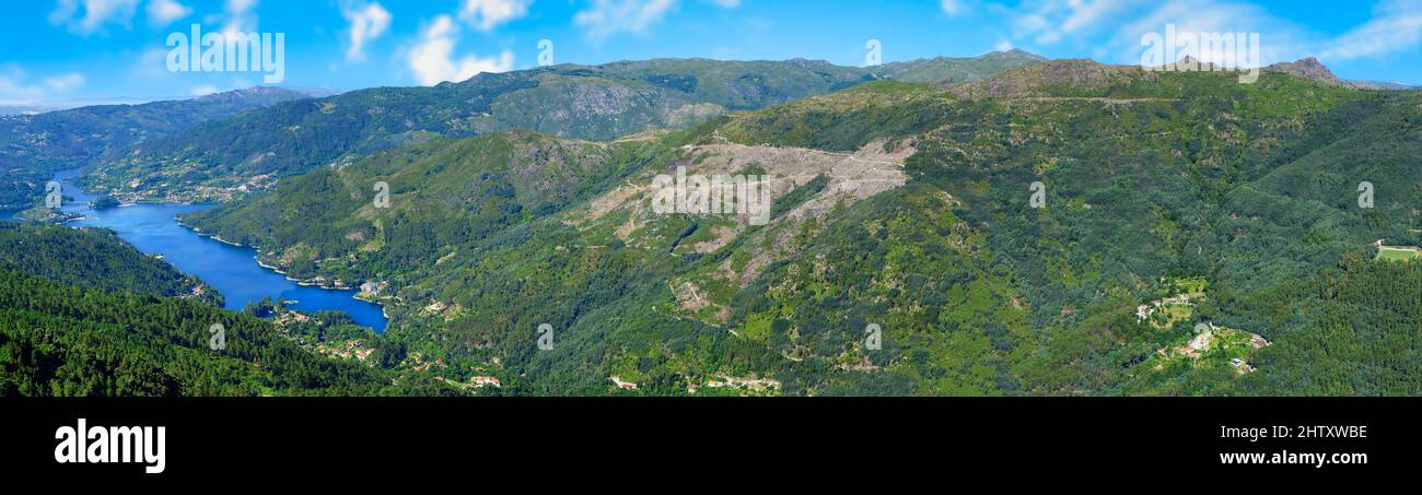 Vue du point de vue Pedra Bela sur la rivière Cavado, parc national de Peneda Geres, Minho, Portugal Banque D'Images