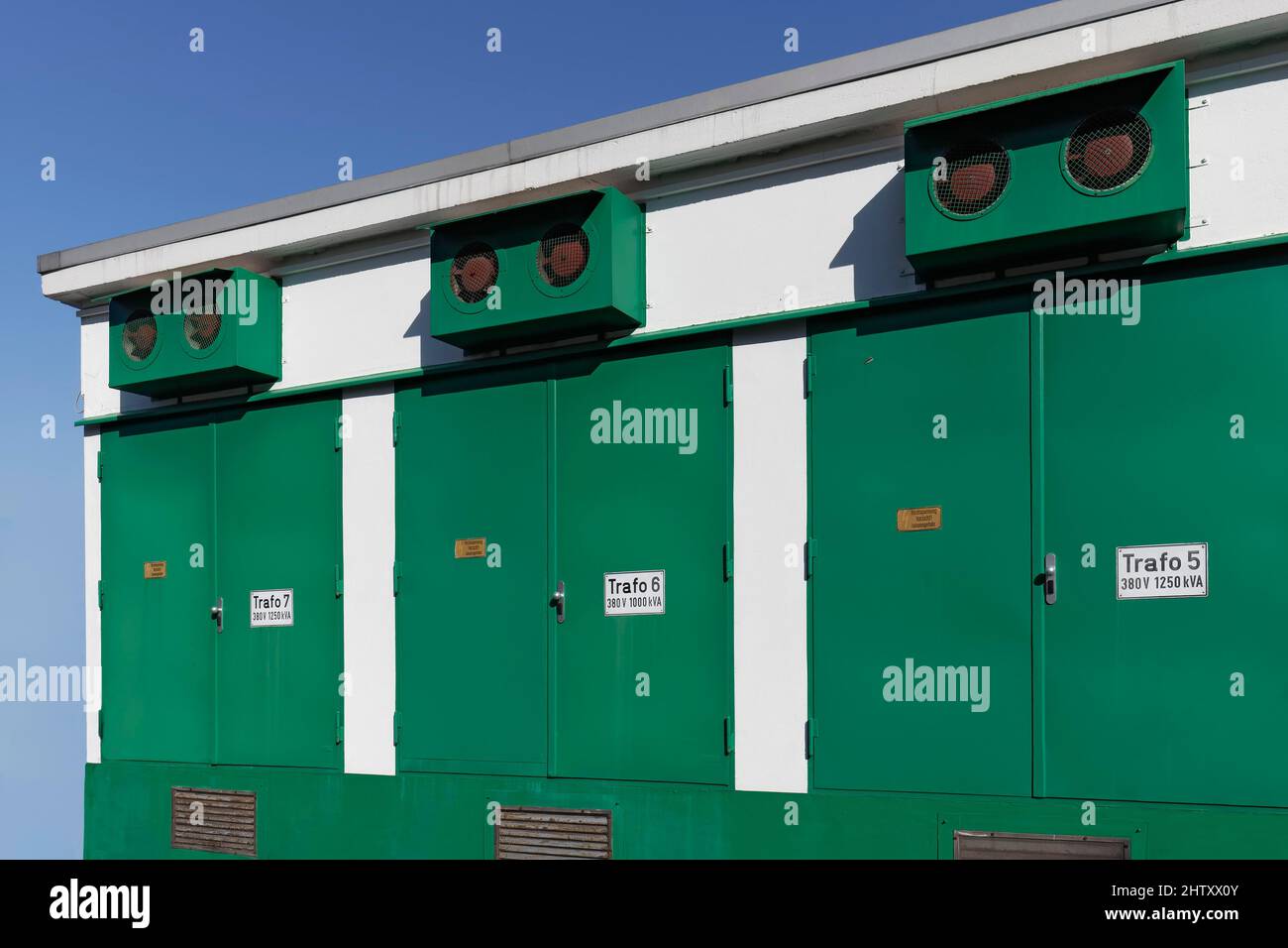 Ancienne station de transformation de l'ancienne fabrique de chocolat Wissoll, ventilateurs, portes peintes en vert, Muelheim an der Ruhr, région de la Ruhr, Rhénanie-du-Nord-Westphalie Banque D'Images