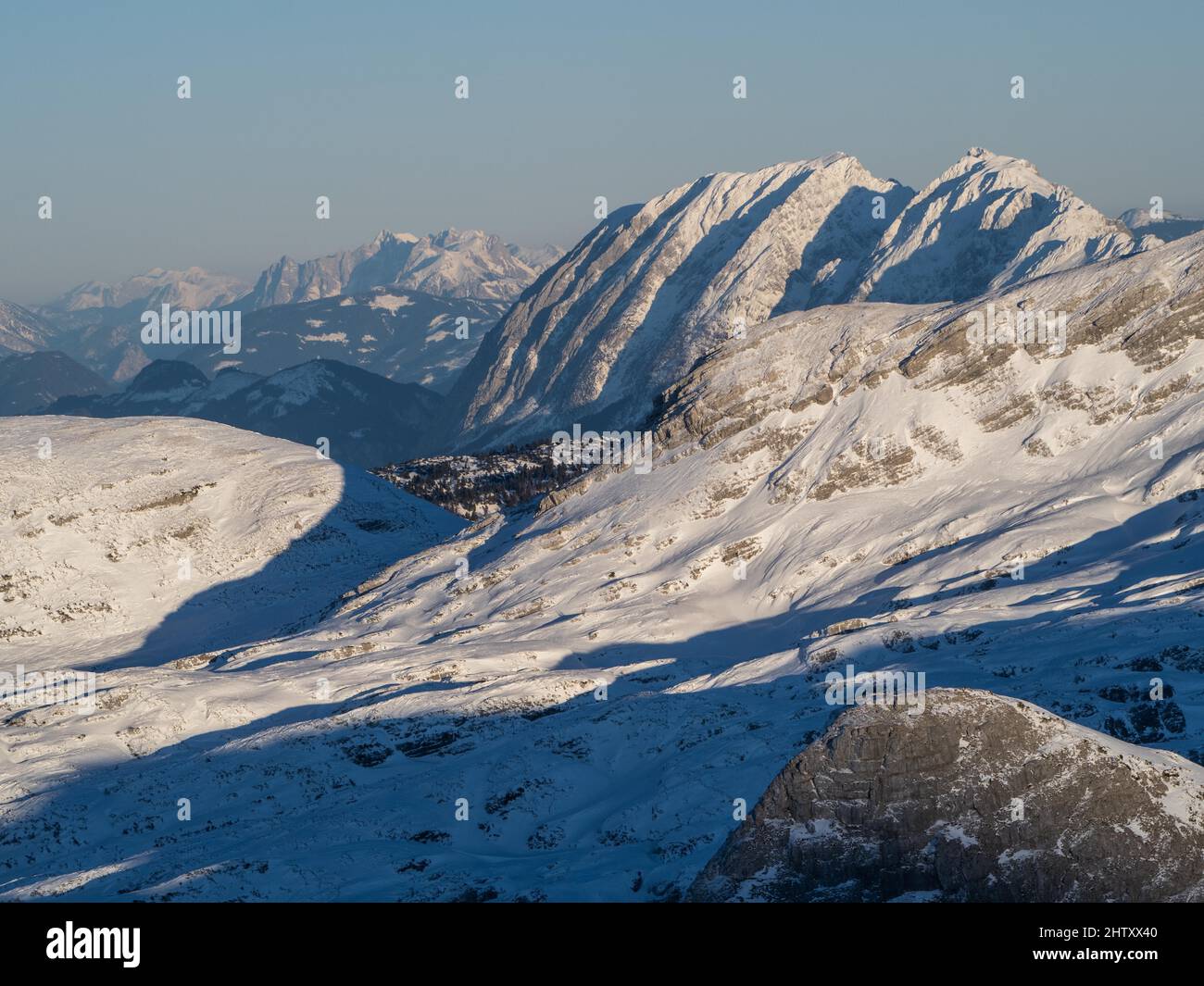 Paysage d'hiver, pics de montagne dans la lumière du soir, Grimming, Hochtor, vue depuis le point de vue de Spiral du patrimoine mondial, Krippenstein Banque D'Images