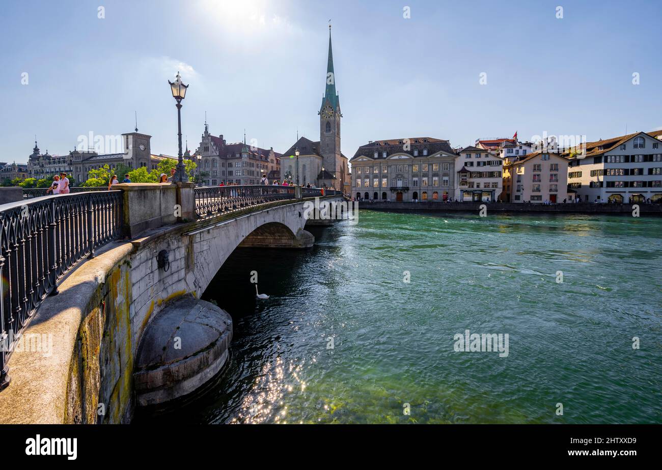 Église Fraumuenster, pont Muenster et rivière Limmat, vieille ville de Zurich, Zurich, canton de Zurich, Suisse Banque D'Images