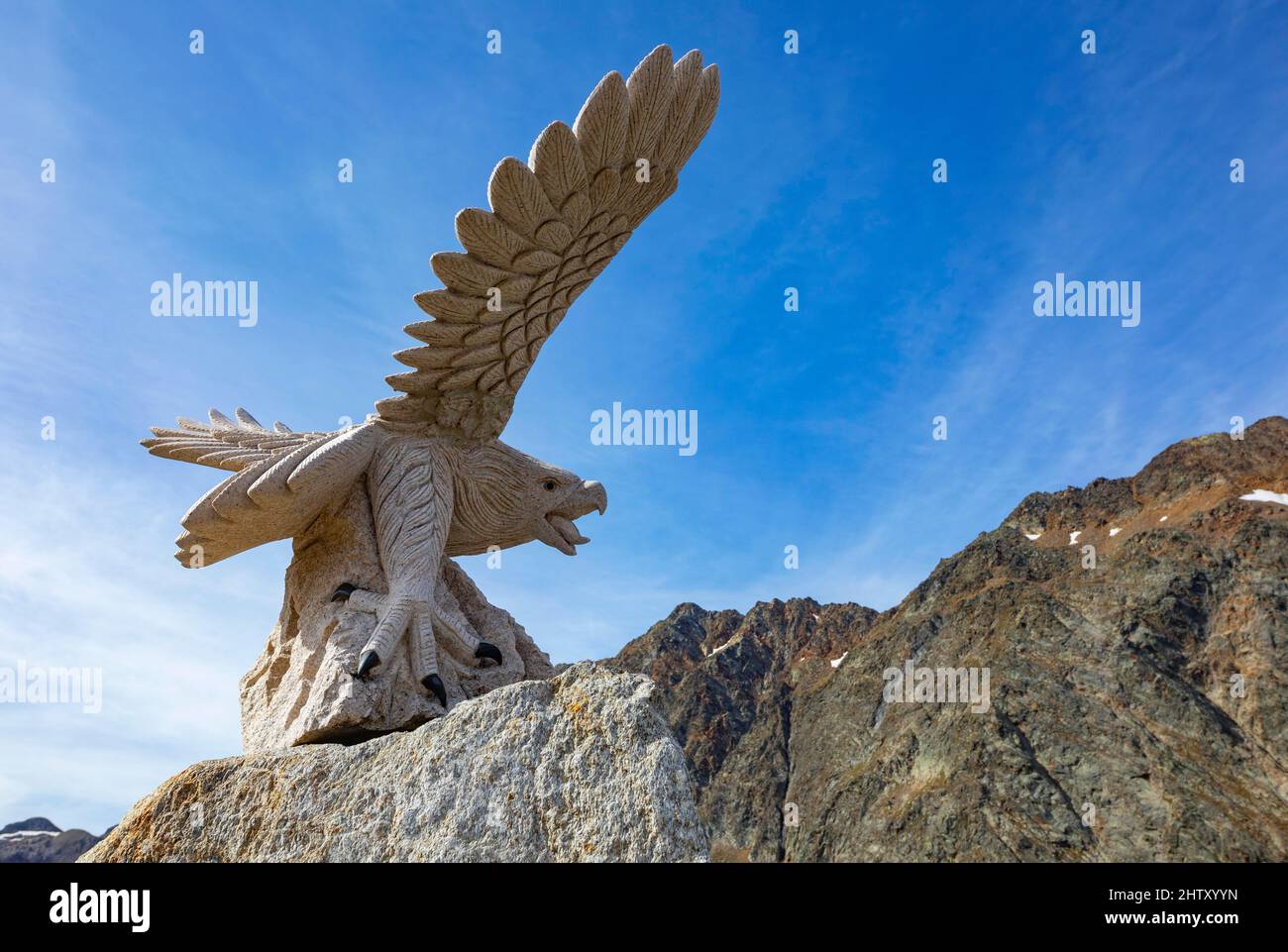 Sculpture d'aigle au sommet du col de la route haute alpine de Timmelsjoch, Passo del Rombo, route de passage entre le Tyrol et le Tyrol du Sud, Alpes d'Oetztal Banque D'Images