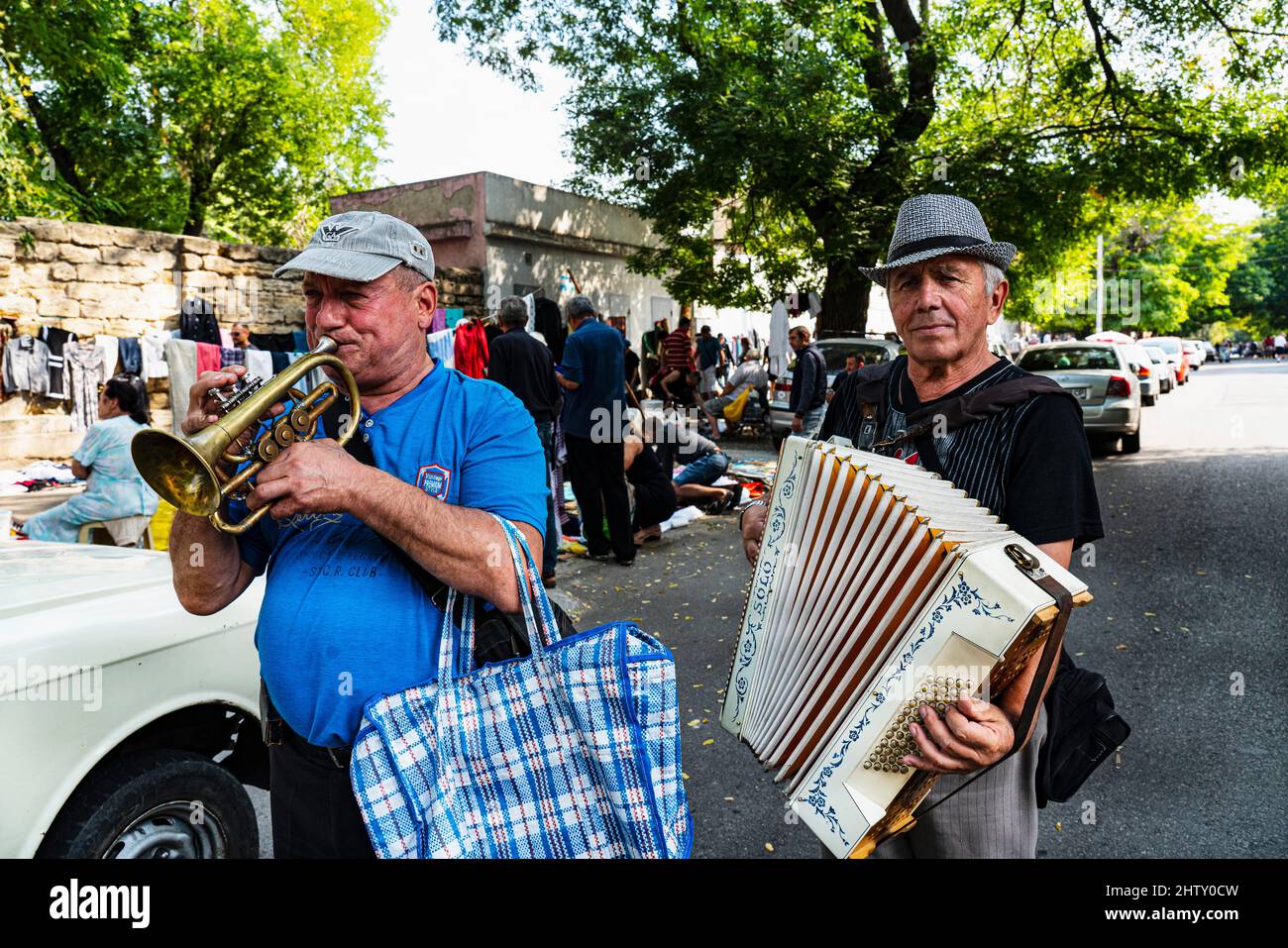 Musicien, musicien de rue, deux hommes, marché aux puces à Moldavanka, Odessa, Ukraine Banque D'Images