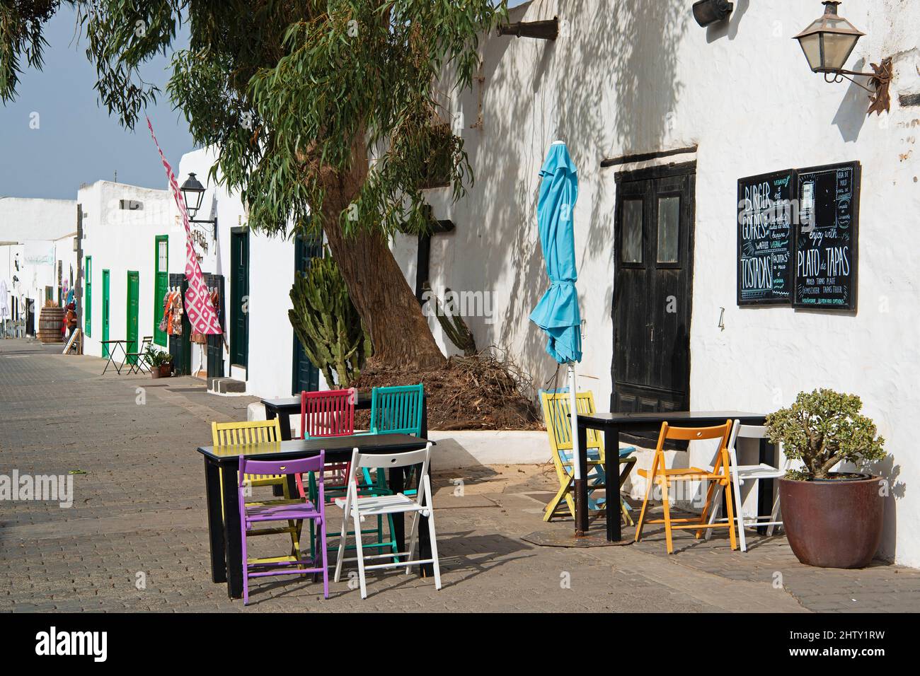 Boutiques et commerces dans les maisons typiques des Canaries, Teguise, ancienne capitale de l'île de Lanzarote, îles Canaries, îles Canaries, Espagne Banque D'Images