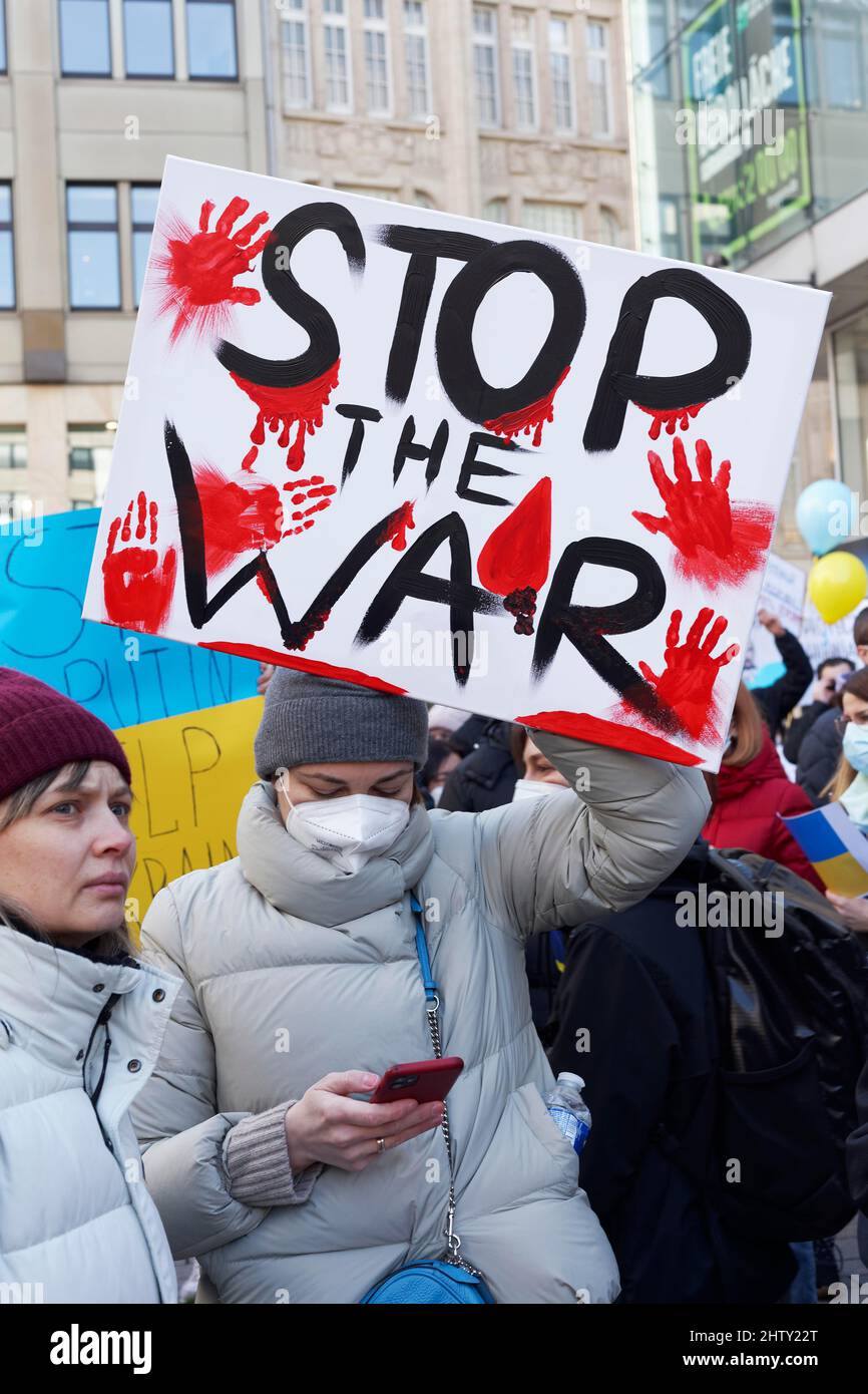 Une femme protestante détient une affiche de protestation contre l'invasion russe de l'Ukraine, la guerre d'Ukraine, la manifestation de paix à Shadowplatz, Duesseldorf, Nord Banque D'Images