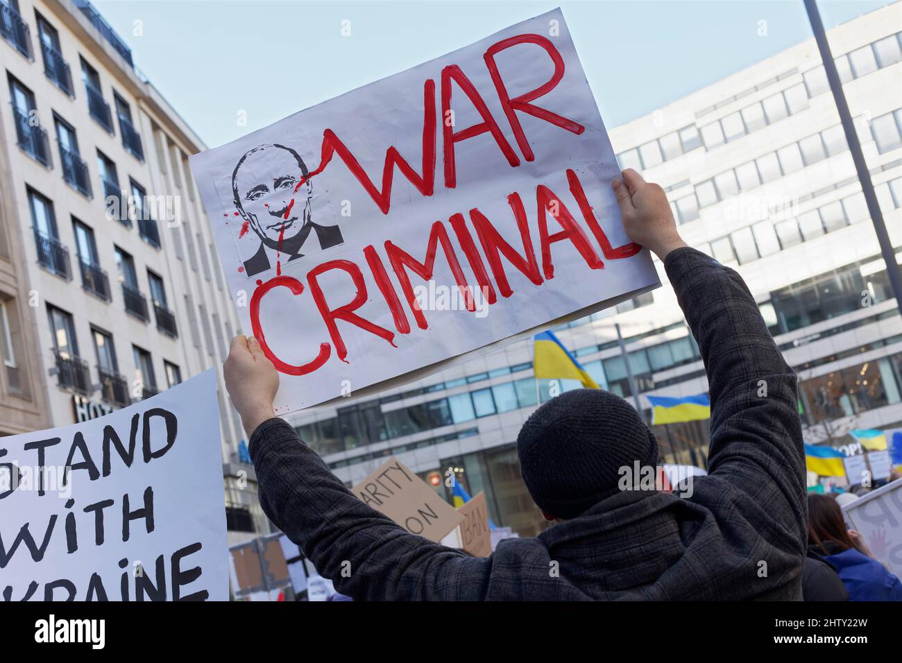 Le démonstrateur détient un écriteau de protestation contre l'invasion russe de l'Ukraine, la guerre d'Ukraine, le criminel de guerre Poutine, la manifestation de paix à Shadowplatz Banque D'Images