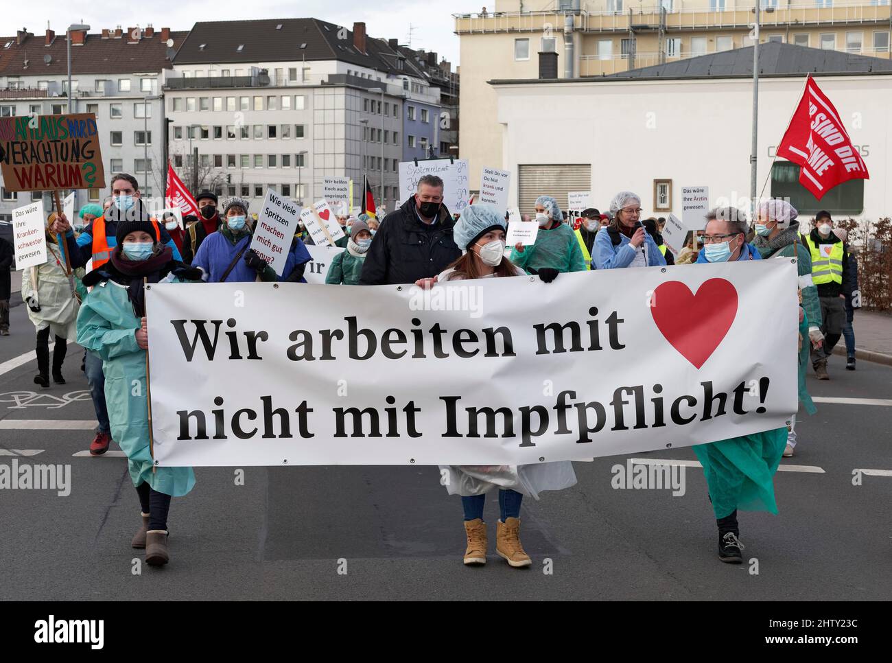 Personnel infirmier portant la bannière nous travaillons avec le cœur pas avec la vaccination obligatoire, la démonstration contre les mesures Corona sur 5. 2. 2022, Düsseldorf Banque D'Images