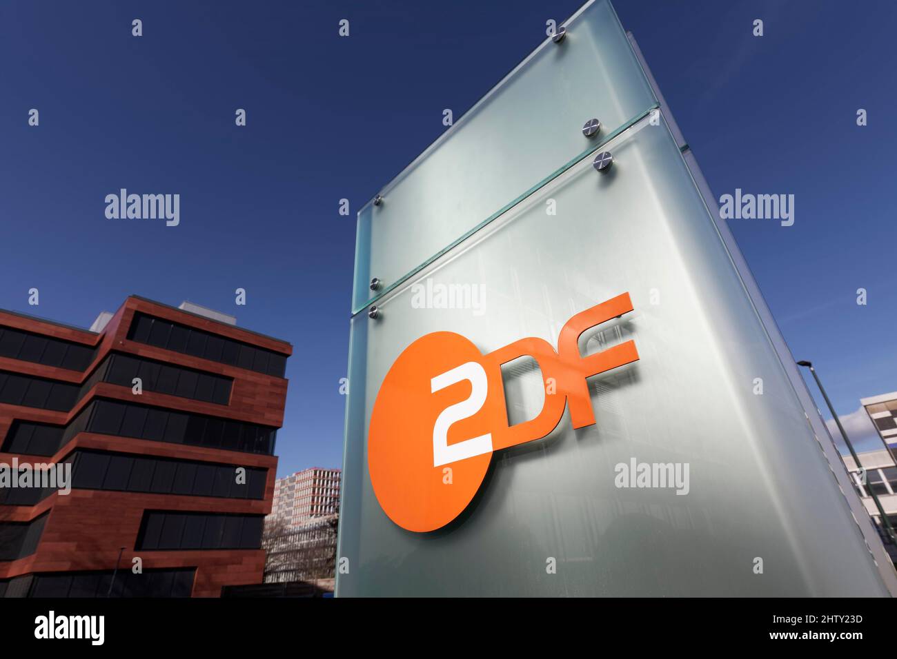 Logo ZDF sur pylône, Zweites Deutsches Fernsehen, chaîne de télévision publique, studio régional Rhénanie-du-Nord-Westphalie, Düsseldorf, Allemagne Banque D'Images