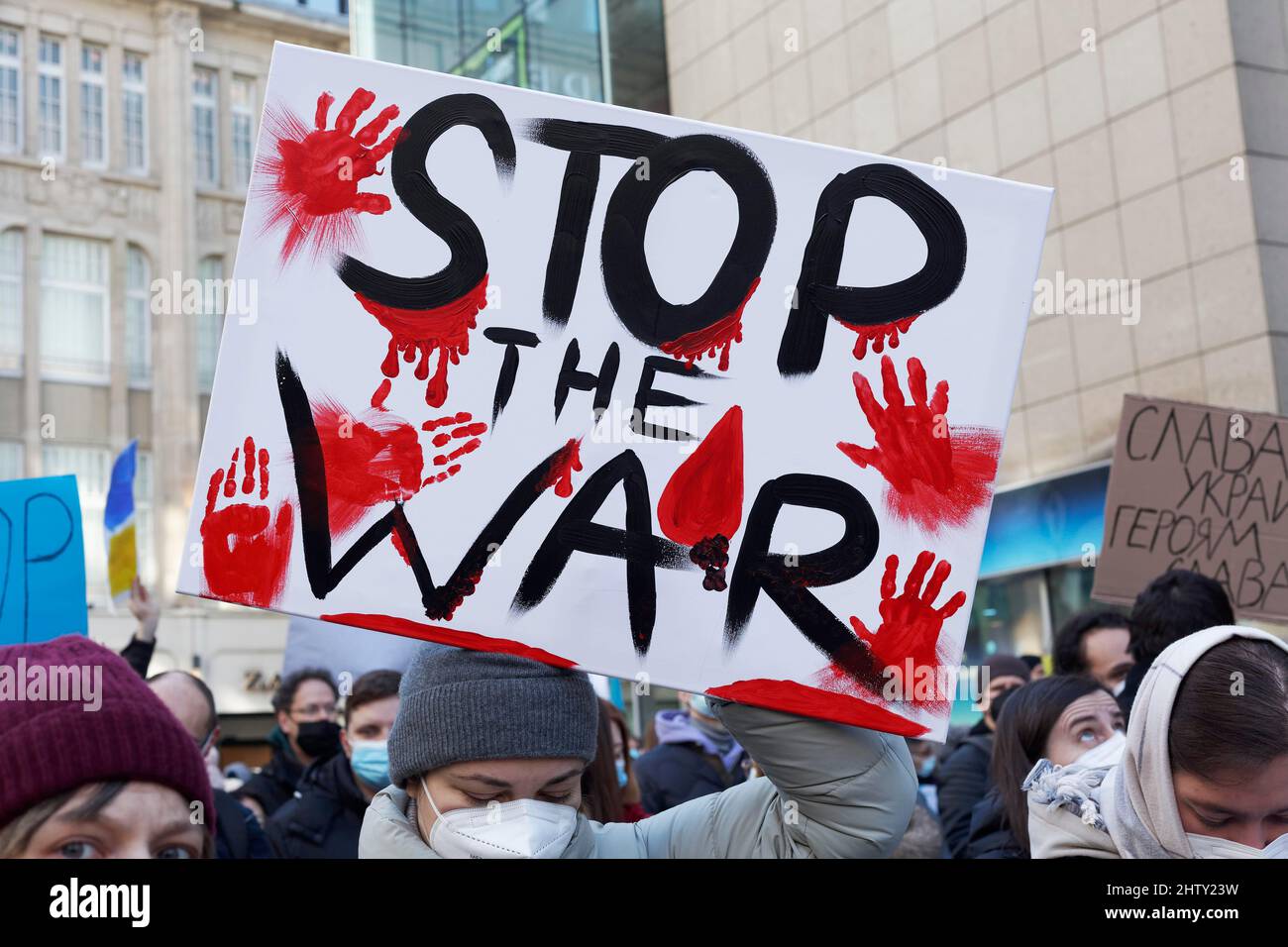 Une femme protestante détient une affiche de protestation contre l'invasion russe de l'Ukraine, la guerre d'Ukraine, la manifestation de paix à Shadowplatz, Duesseldorf, Nord Banque D'Images