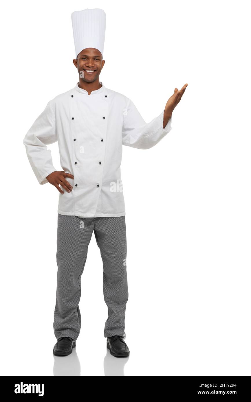 Délicieux. Un jeune chef qui se présente sur un fond blanc. Banque D'Images