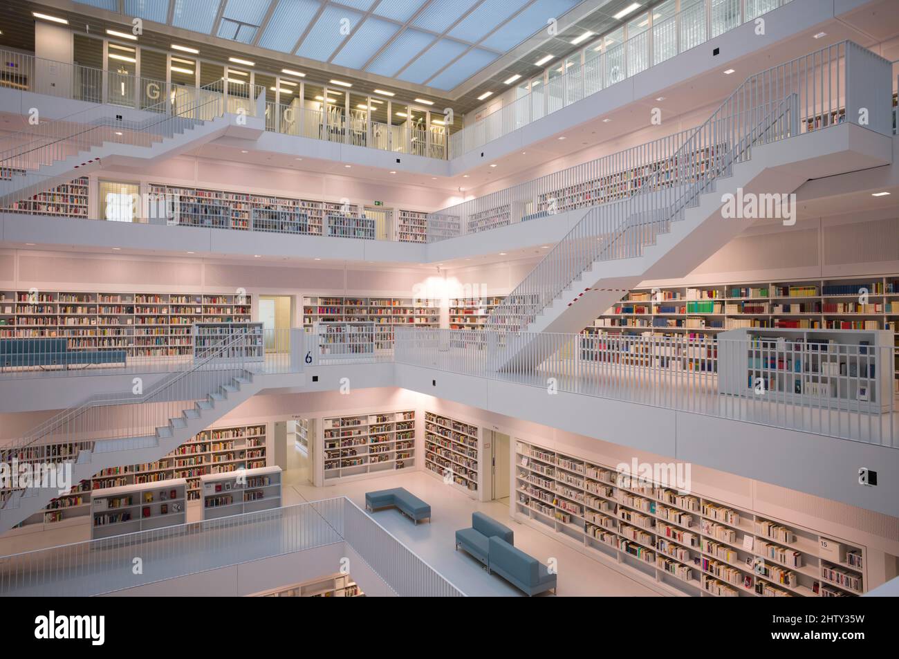 Architecture moderne, bibliothèque de la ville de Stuttgart, intérieur, Bade-Wurtemberg, Allemagne Banque D'Images