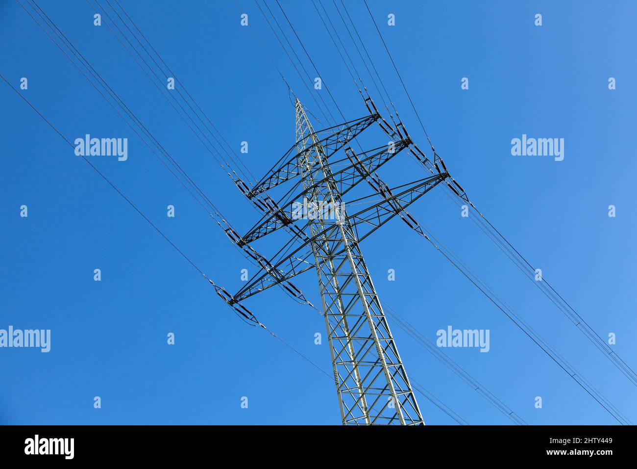 Power Pole Blue Sky haute tension fils Spring Landscape transmission électrique Banque D'Images