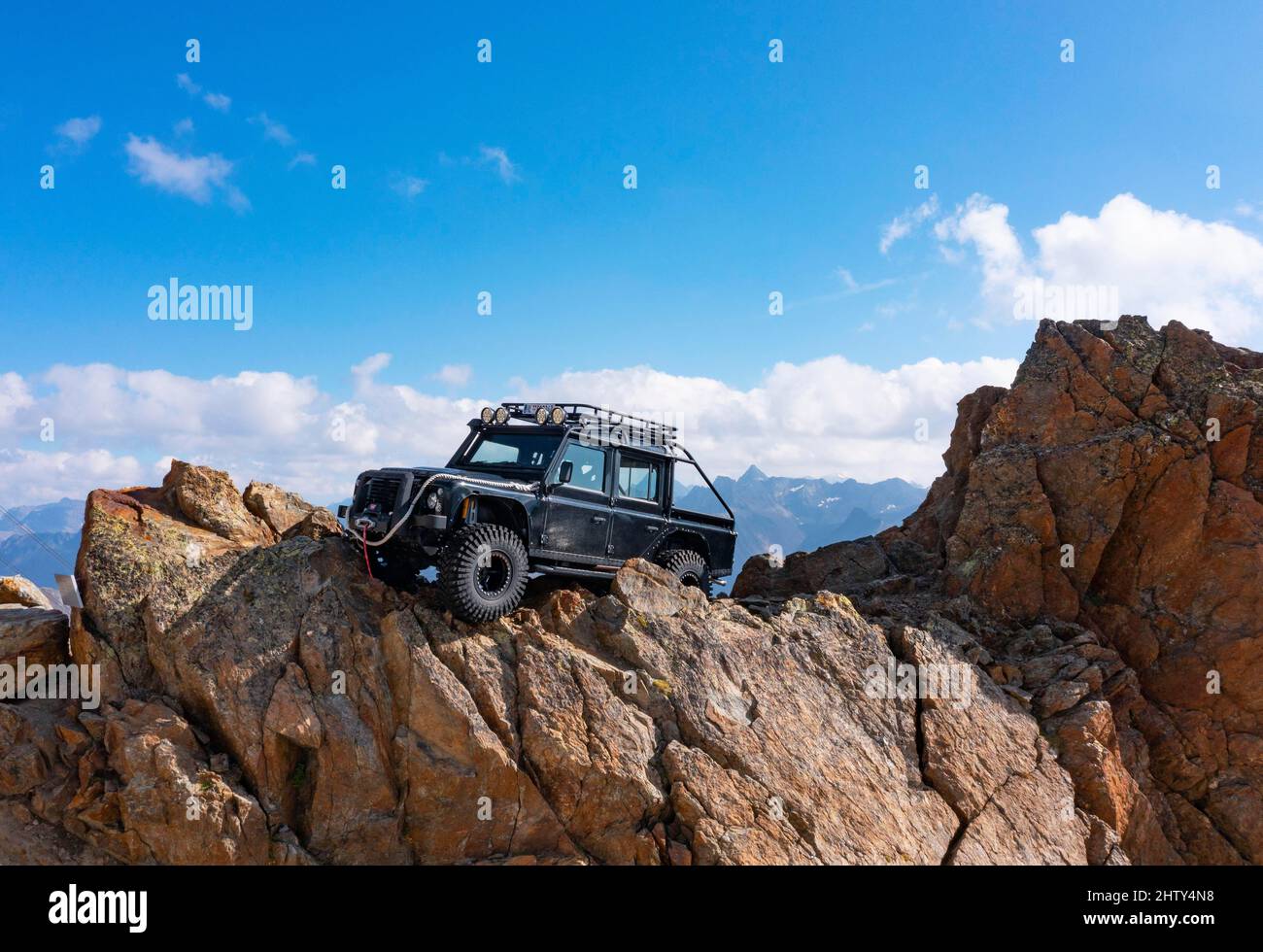 James Bond Erlebniswelt 007 éléments Land Rover Defender au sommet du Gaislachkogelbahn, Soelden, Alpes Oetztal, Oetztal, Tyrol, Autriche Banque D'Images