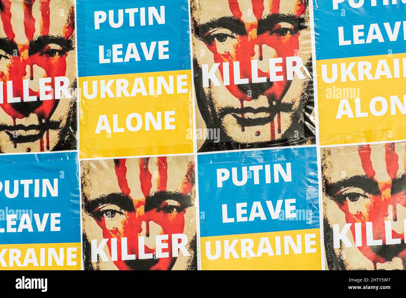 Manifestation pacifique contre la guerre, Poutine et la Russie en faveur de l'Ukraine avec des pancartes, des drapeaux. Arrêter la guerre Banque D'Images