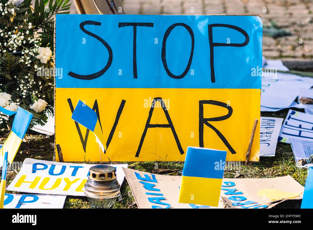 Manifestation pacifique contre la guerre, Poutine et la Russie en faveur de l'Ukraine avec des pancartes, des drapeaux, des bougies. Arrêter la guerre Banque D'Images