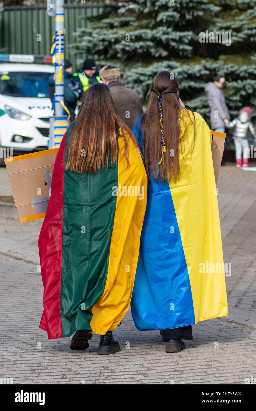 Deux filles lors d'une manifestation pacifique contre la guerre, Poutine et la Russie soutiennent l'Ukraine avec des drapeaux ukrainiens et lituaniens Banque D'Images