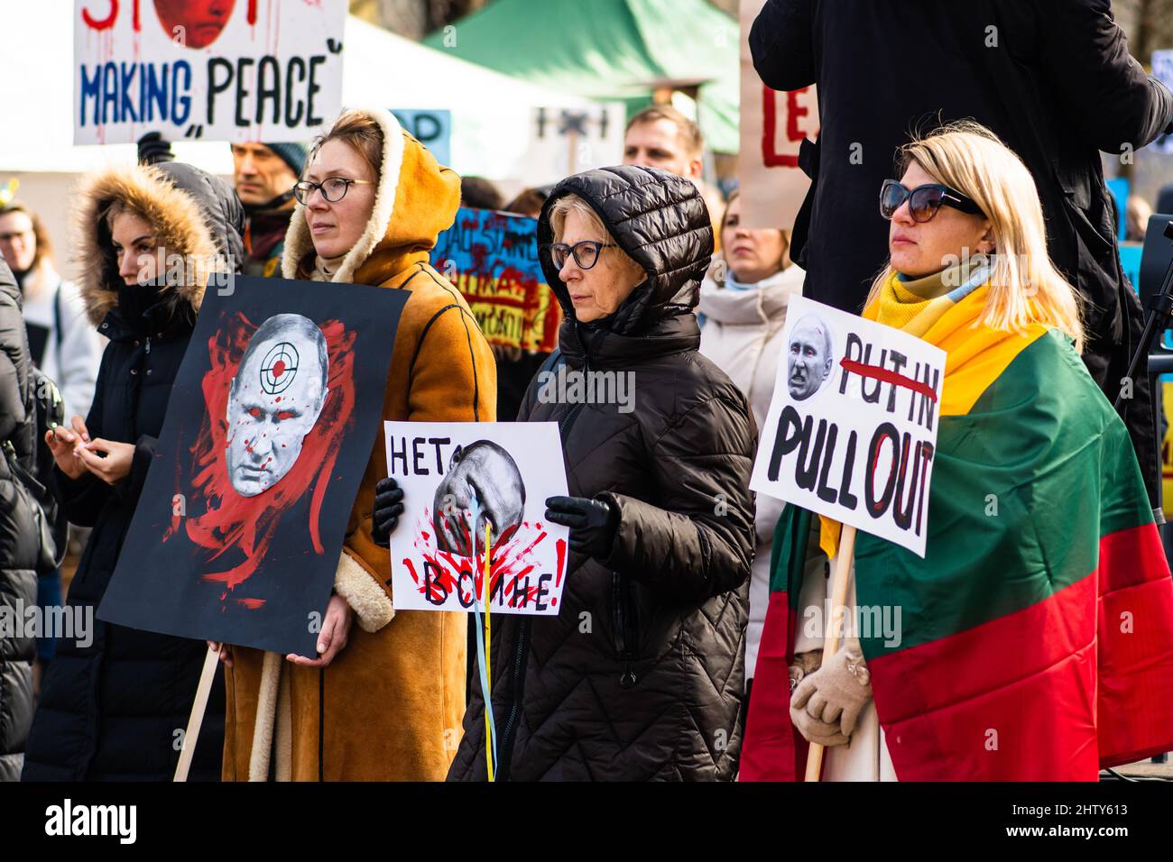 Les filles lors d'une manifestation pacifique contre la guerre, Poutine et la Russie en faveur de l'Ukraine, avec des gens, des pancartes et des drapeaux. Arrêter la guerre Banque D'Images