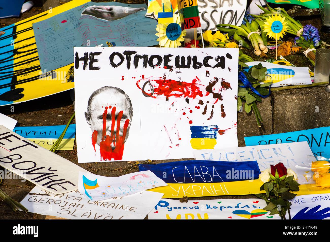 Préparer une manifestation pacifique contre la guerre en faveur de l'Ukraine avec des pancartes, des drapeaux, des lettres cyrilliques. Arrêter la guerre Banque D'Images