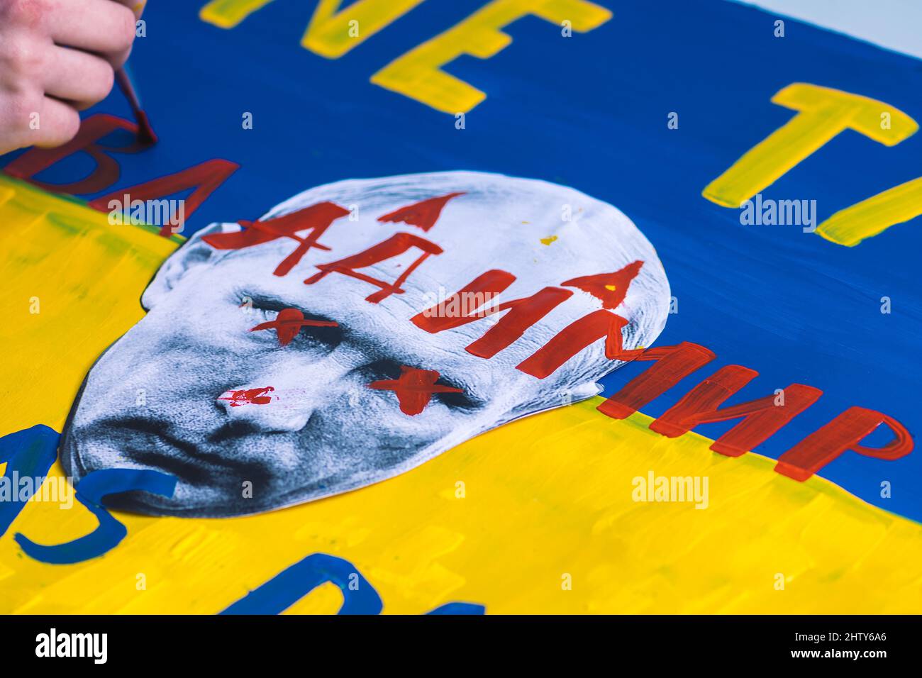 En préparant une manifestation pacifique contre la guerre, Poutine et la Russie en faveur de l'Ukraine avec des pancartes, des drapeaux, des lettres cyrilliques. Arrêter la guerre Banque D'Images