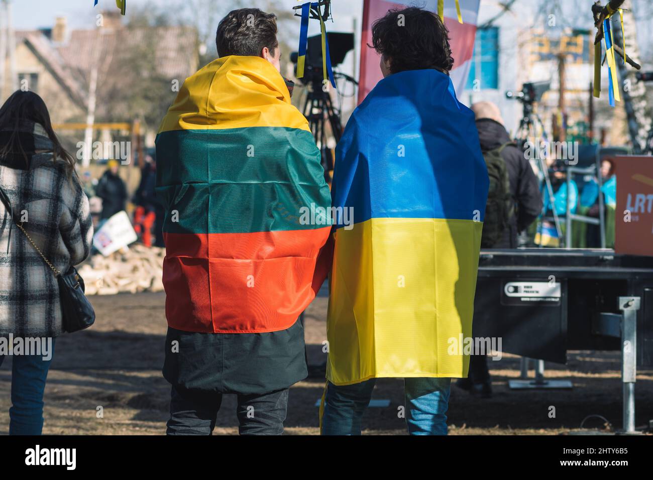 Deux amis lors d'une manifestation pacifique contre la guerre, Poutine et la Russie soutiennent l'Ukraine, avec des drapeaux ukrainiens et lituaniens Banque D'Images