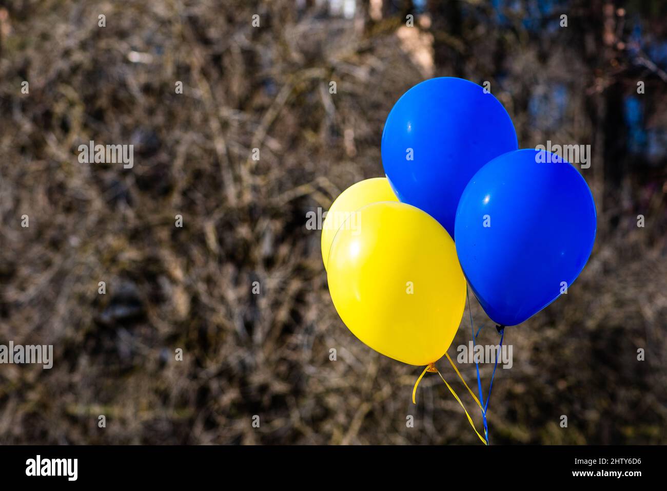 Ballons lors d'une manifestation pacifique contre la guerre en faveur de l'Ukraine Banque D'Images