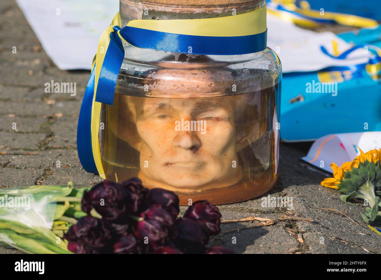 Poutine se dirige dans un bocal avec une solution formol et fleurit lors d'une manifestation pacifique contre la guerre, Poutine et la Russie en faveur de l'Ukraine Banque D'Images