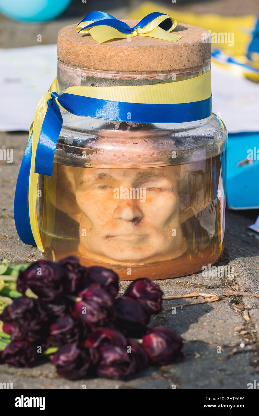 Poutine se dirige dans un bocal avec une solution formol et fleurit lors d'une manifestation pacifique contre la guerre, Poutine et la Russie en faveur de l'Ukraine Banque D'Images