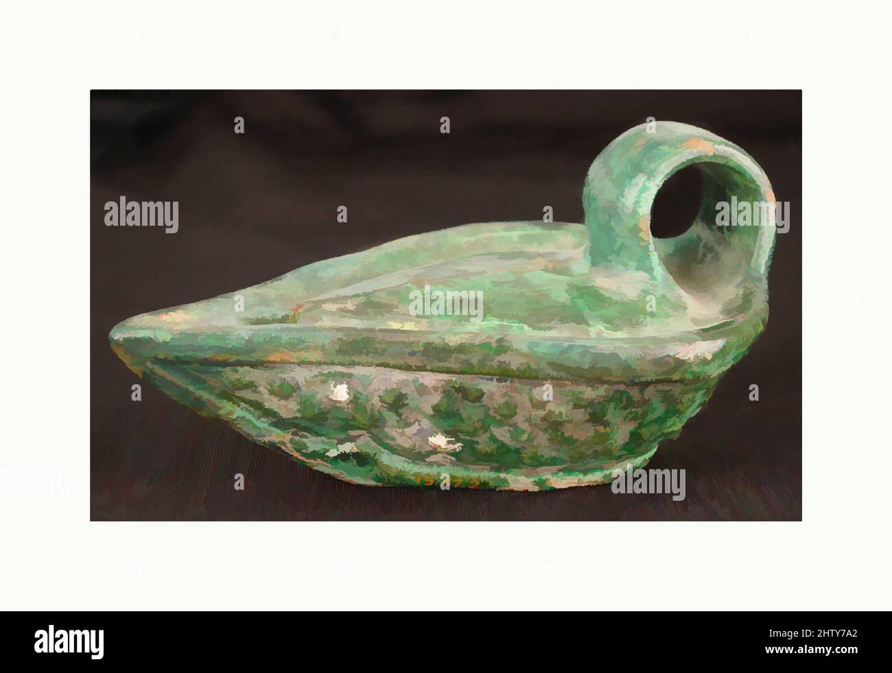Art inspiré par Lamp, 9th siècle, attribué à la Syrie, probablement Alep, faïence; Moulé, glissé et vitrifié, H. 2 5/16 po. (5,9 cm), la céramique, les lampes peu profondes ouvertes précédemment utilisées au Moyen-Orient ont été remplacées par des bols plus pincés, importés de Grèce à l'époque hellénistique, les œuvres classiques modernisées par Artotop avec un peu de modernité. Formes, couleur et valeur, impact visuel accrocheur sur l'art émotions par la liberté d'œuvres d'art d'une manière contemporaine. Un message intemporel qui cherche une nouvelle direction créative. Artistes qui se tournent vers le support numérique et créent le NFT Artotop Banque D'Images