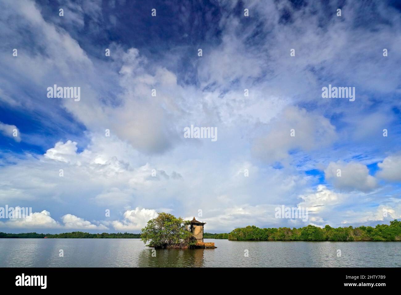 Kothduwa temple, ou Koth Duwa Raja Maha Viharaya, temple bouddhiste, Madu Ganga nuages avec ciel bleu foncé. Rivière Bentota, Sri Lanka. Paysage d'été, je Banque D'Images