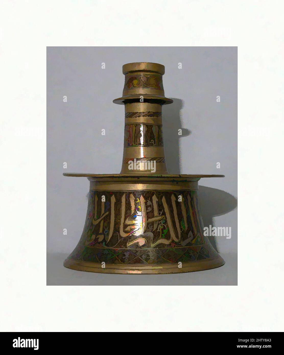 Art inspiré par Candlestick, première moitié du 14th siècle, attribué à l'Égypte ou à la Syrie, Brass, incrusté d'argent, H. 8 in. (20,3 cm), Métal, oeuvres classiques modernisées par Artotop avec une touche de modernité. Formes, couleur et valeur, impact visuel accrocheur sur l'art émotions par la liberté d'œuvres d'art d'une manière contemporaine. Un message intemporel qui cherche une nouvelle direction créative. Artistes qui se tournent vers le support numérique et créent le NFT Artotop Banque D'Images