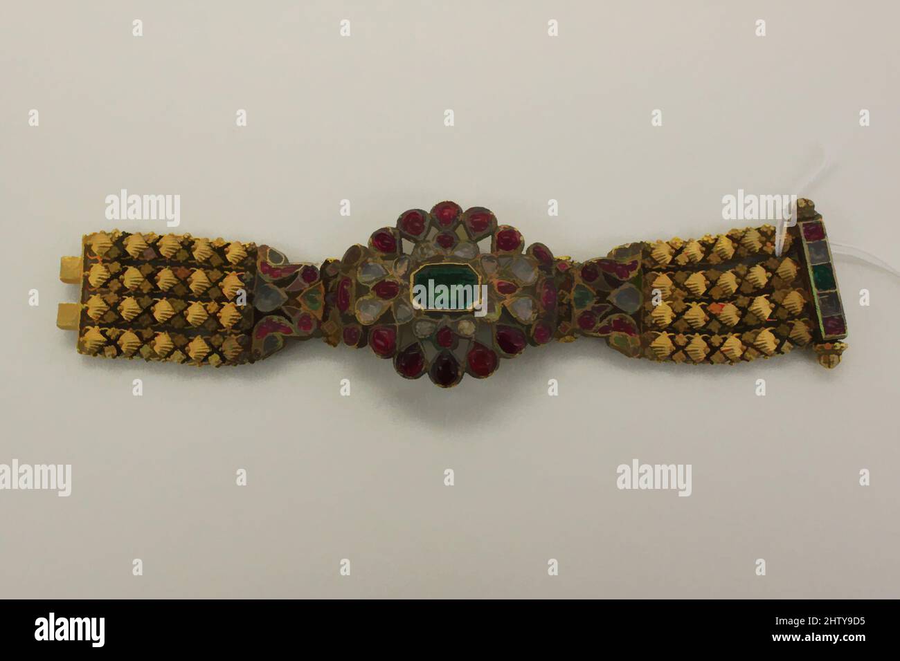 Art inspiré par Armlet, 18th siècle, attribué à l'Inde, Or, avec des rubis, Émeraudes, diamants, L. 7 po. (17,8 cm), bijoux, oeuvres classiques modernisées par Artotop avec une touche de modernité. Formes, couleur et valeur, impact visuel accrocheur sur l'art émotions par la liberté d'œuvres d'art d'une manière contemporaine. Un message intemporel qui cherche une nouvelle direction créative. Artistes qui se tournent vers le support numérique et créent le NFT Artotop Banque D'Images