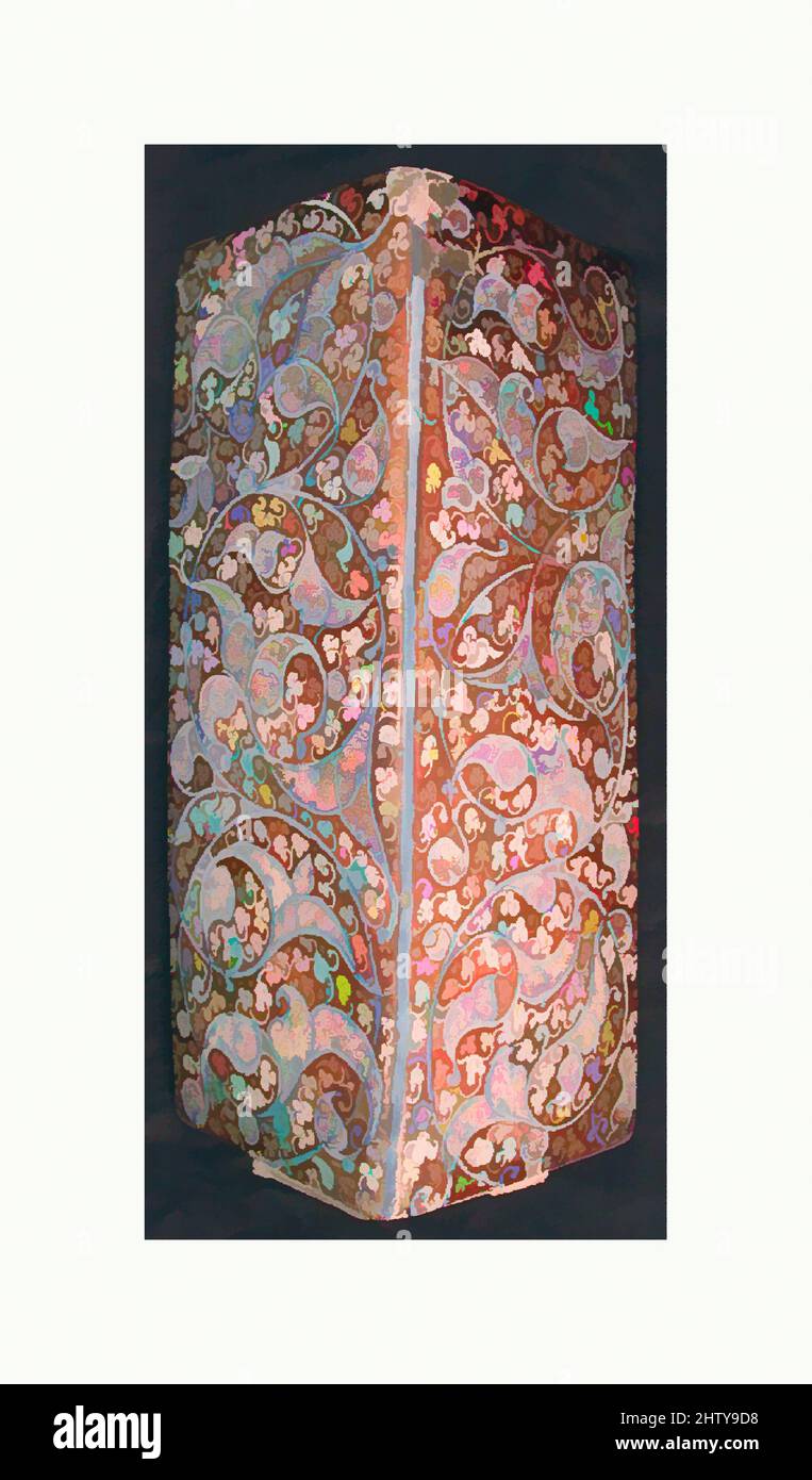 L'art inspiré par trois tuiles de coin, début du 14th siècle, attribué à l'Iran, probablement Kashan, Stonepaste; Modèle, peinture à l'inglaze en bleu et peinture lustrée sur vernis blanc opaque, H. 17 1/2 po. (44,5 cm), céramique-carreaux, avec sa palette exquise et son élégant défilement de vigne design, les œuvres classiques modernisées par Artotop avec une touche de modernité. Formes, couleur et valeur, impact visuel accrocheur sur l'art émotions par la liberté d'œuvres d'art d'une manière contemporaine. Un message intemporel qui cherche une nouvelle direction créative. Artistes qui se tournent vers le support numérique et créent le NFT Artotop Banque D'Images