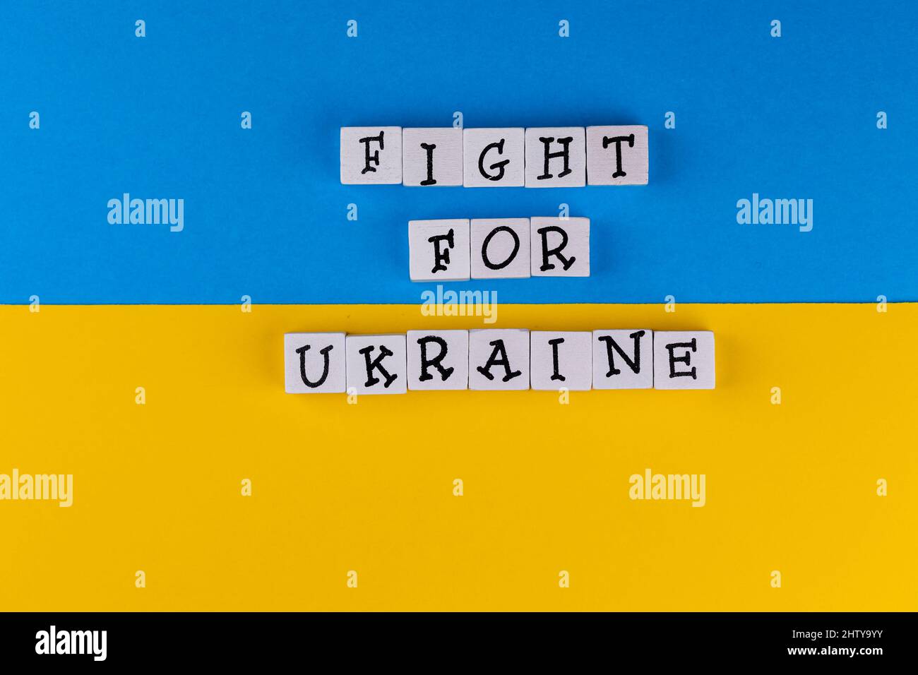 La phrase "lutte pour l'Ukraine" se compose de lettres sur fond de drapeau ukrainien. Photo prise sous une lumière artificielle douce Banque D'Images