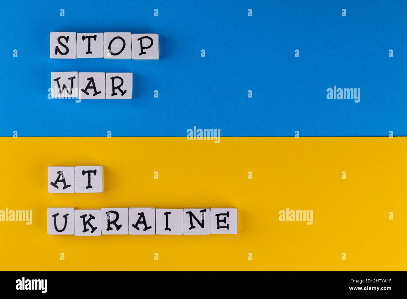 La phrase 'la guerre d'Ukraine' se compose de lettres sur fond de drapeau ukrainien. Photo prise sous une lumière artificielle douce Banque D'Images