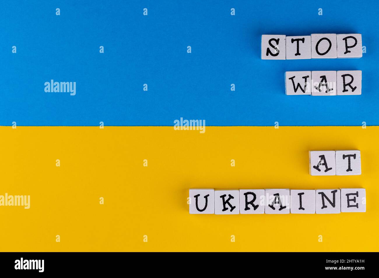 La phrase 'la guerre d'Ukraine' se compose de lettres sur fond de drapeau ukrainien. Photo prise sous une lumière artificielle douce Banque D'Images