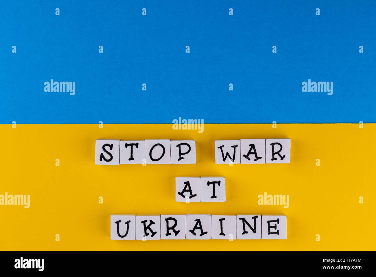 La phrase 'la guerre d'Ukraine' se compose de lettres sur fond de drapeau ukrainien. Photo prise sous une lumière artificielle douce Banque D'Images