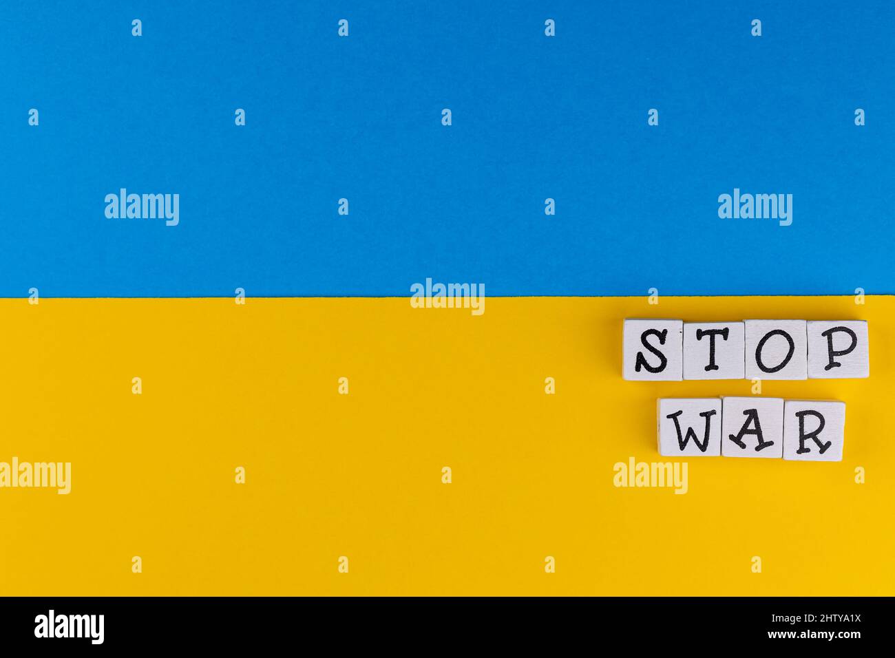 La phrase 'Stop War' se compose de lettres sur le fond du drapeau ukrainien. Photo prise sous une lumière artificielle douce Banque D'Images
