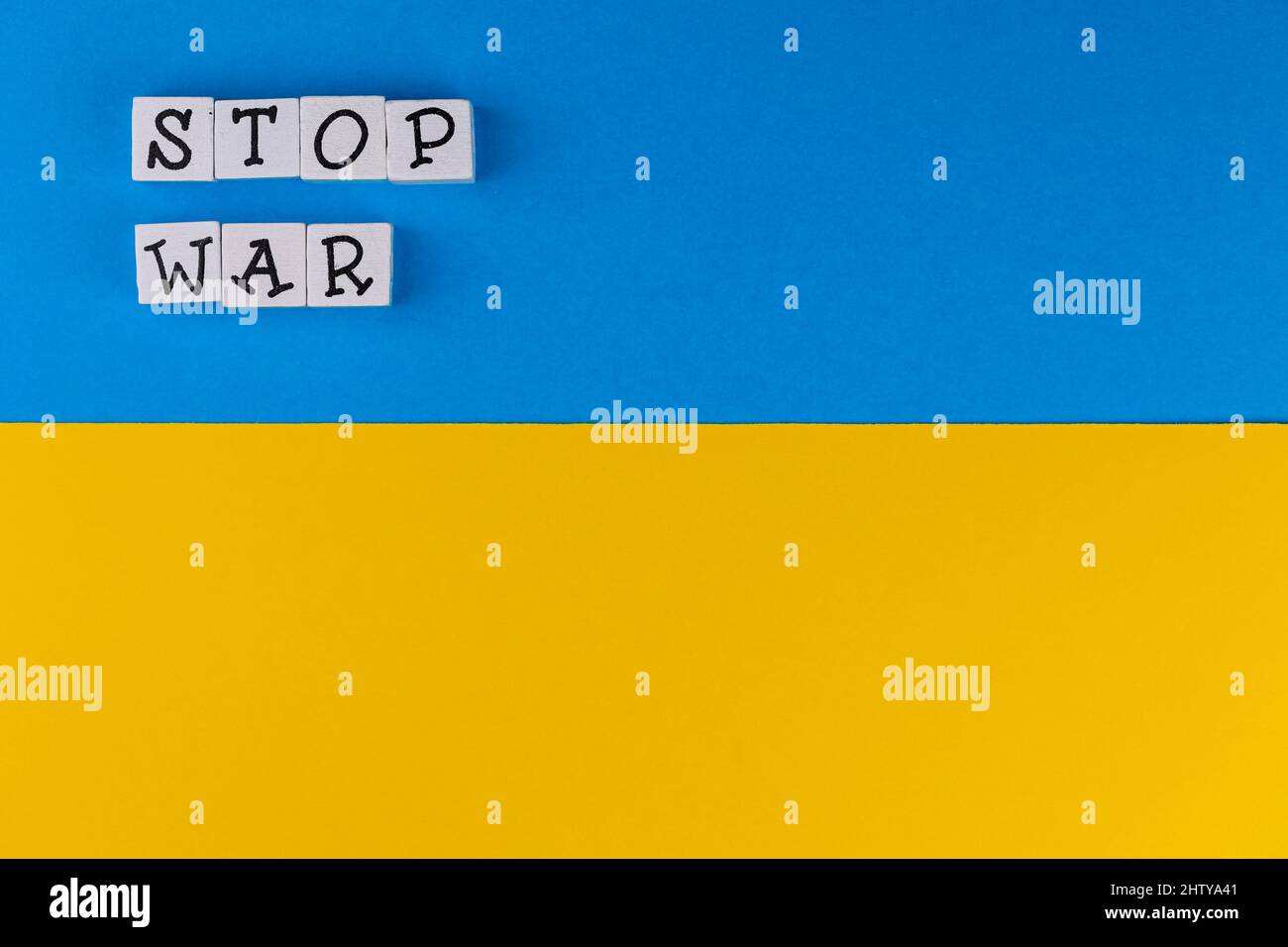 La phrase 'Stop War' se compose de lettres sur le fond du drapeau ukrainien. Photo prise sous une lumière artificielle douce Banque D'Images