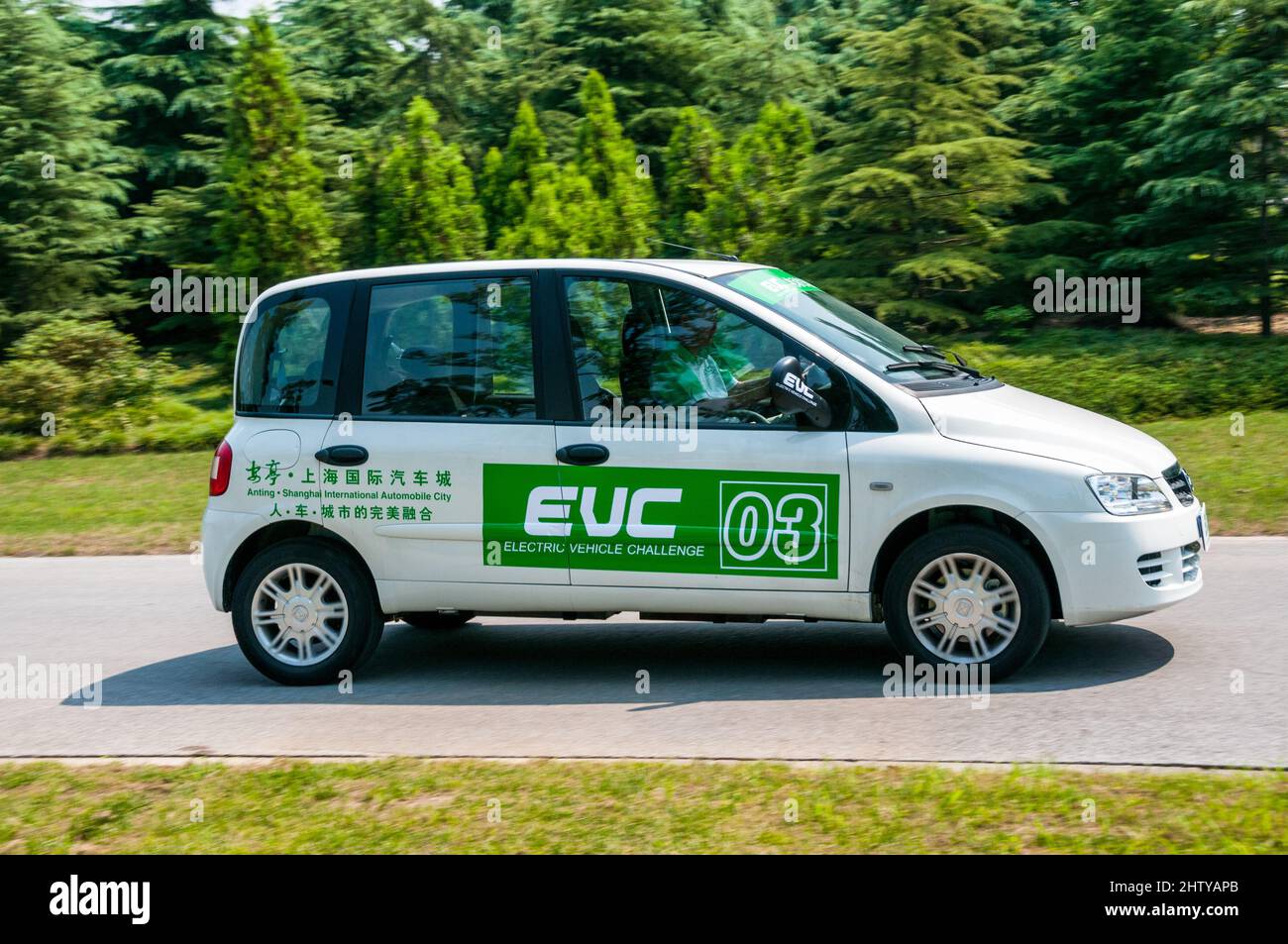 Le Zotye M300 EV basé sur Fiat Multipla, un ancien véhicule électrique chinois, conduit dans la zone EV à Anting, Shanghai, Chine. Banque D'Images