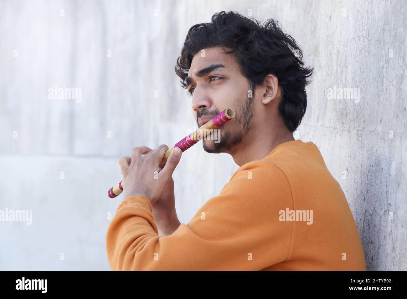 Garçon indien jouant au bansuri Indian Bamboo Flute. Banque D'Images