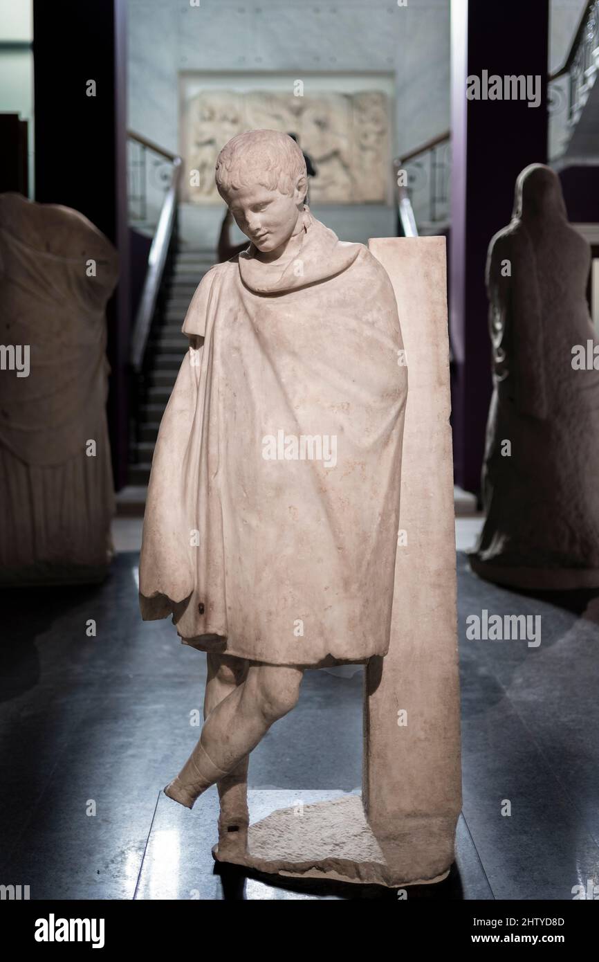 Statue en marbre d'un athlète d'ephebe enveloppé à chlamys de la ville antique de Trales. Civilisation romaine, Musée archéologique d'Istanbul. Banque D'Images