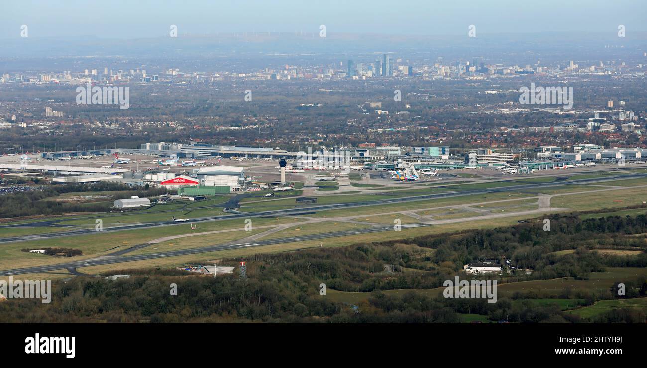 Vue aérienne de l'aéroport international de Manchester en regardant vers le nord sur les 2 pistes principales en direction du centre-ville Banque D'Images