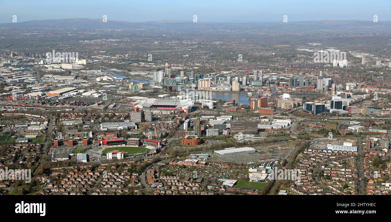 Vue aérienne de Salford, vue sur la région d'Old Trafford, y compris Manchester United, Lancashire CCC Ground et Salford Quays Banque D'Images