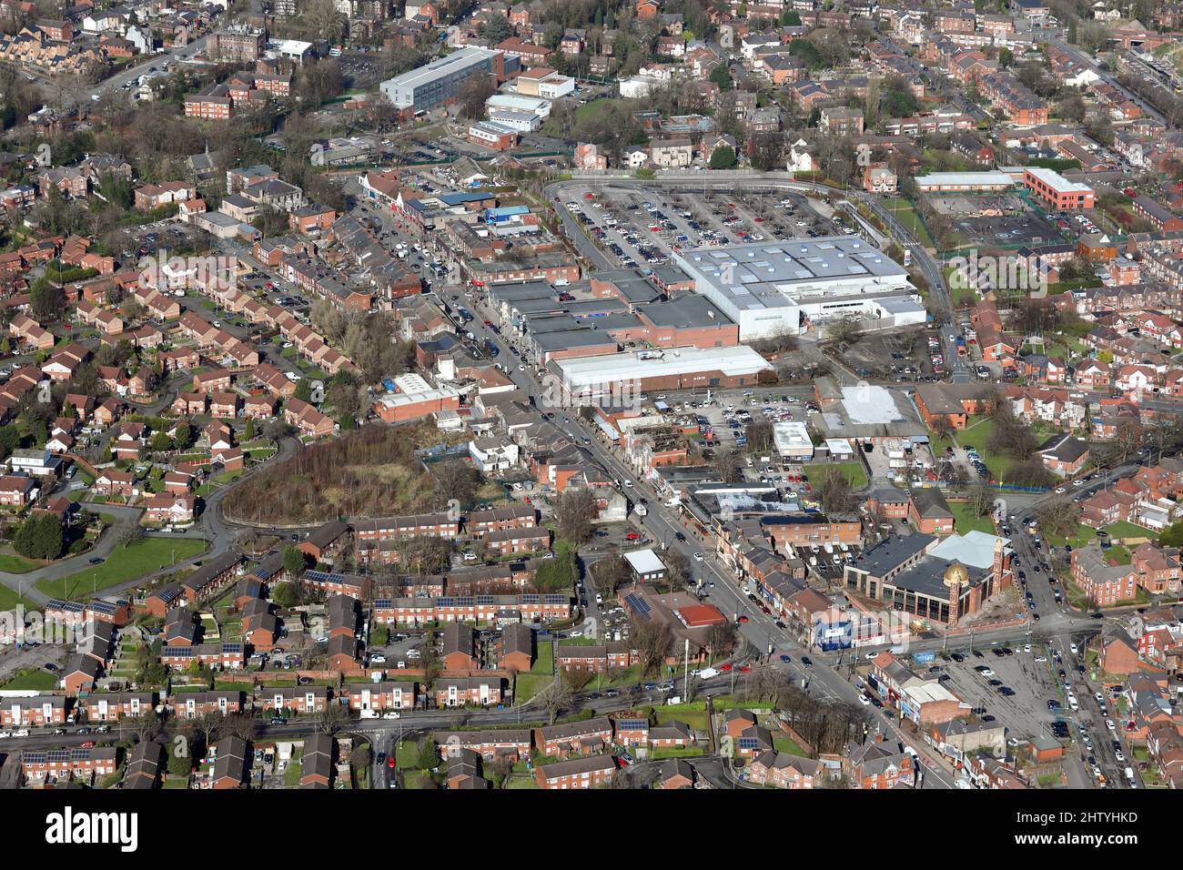 Vue aérienne de Cheetham Hill en regardant vers le nord sur Bury Old Road A665 en direction des magasins, y compris le magasin Tesco Superstore et le centre commercial Cheetham Hill Banque D'Images
