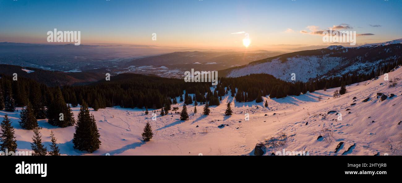 Vue panoramique sur la montagne enneigée de Vitosha au coucher du soleil à Sofia, Bulgarie Banque D'Images