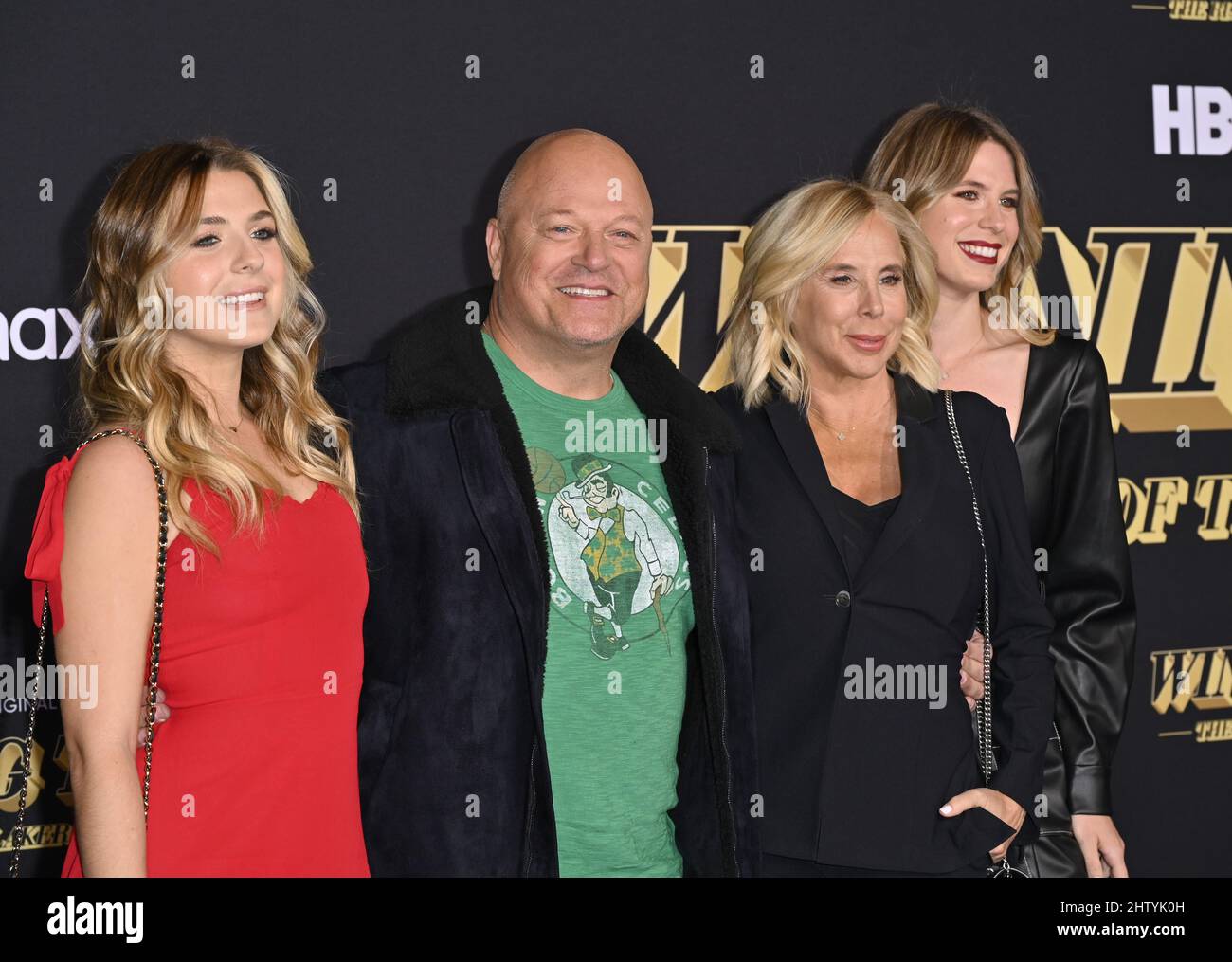 Los Angeles, États-Unis. 02nd mars 2022. LOS ANGELES, ÉTATS-UNIS. 02 mars 2022 : Chiklis d'automne, Michael Chiklis, Michelle Moran et Odessa Chiklis lors de la première pour le « temps gagnant : la montée de la dynastie des Lakers » d'HBO au théâtre Ace. Crédit photo : Paul Smith/Alamy Live News Banque D'Images