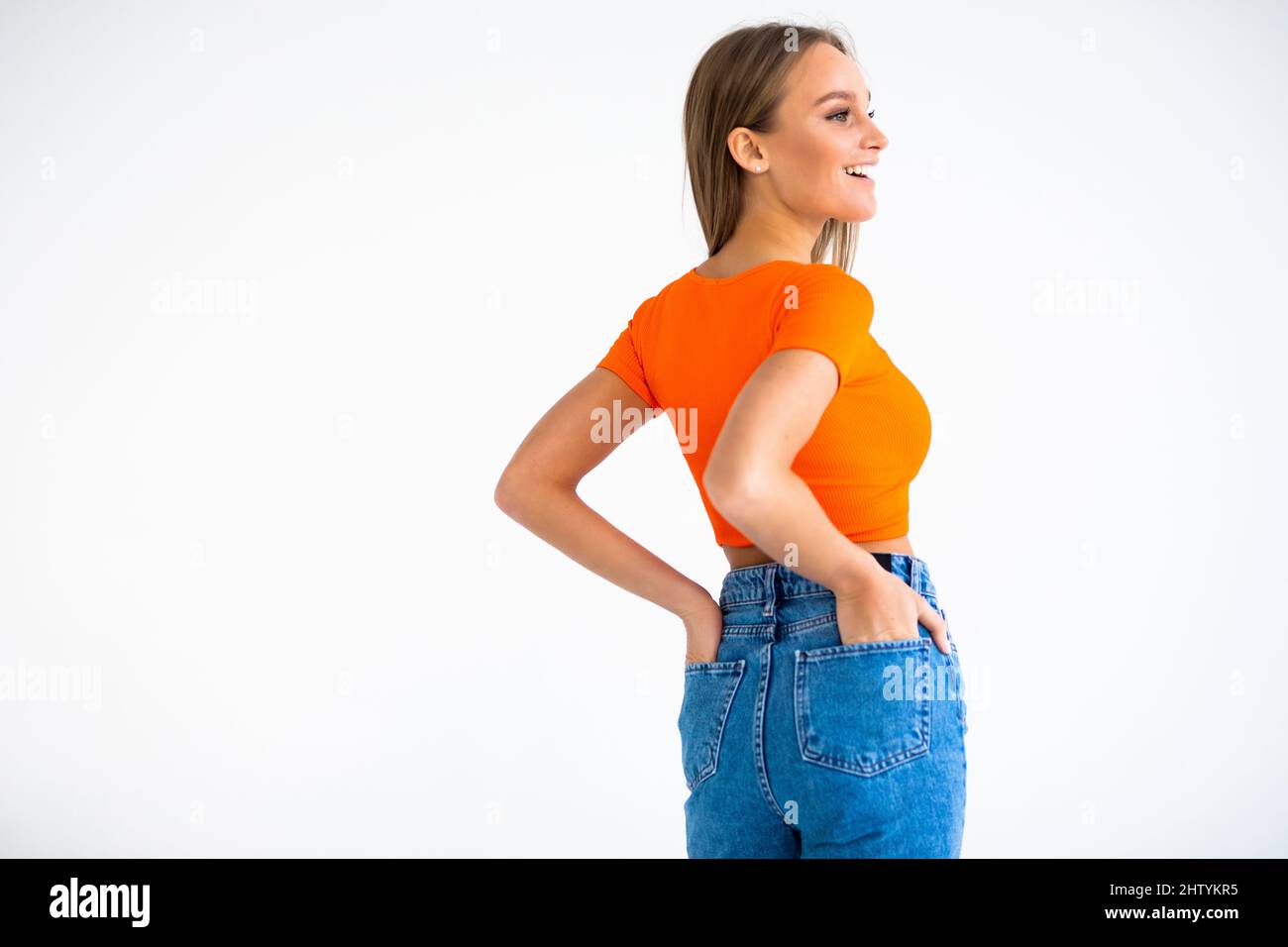 joli bas femme en jean serré sur fond blanc Banque D'Images